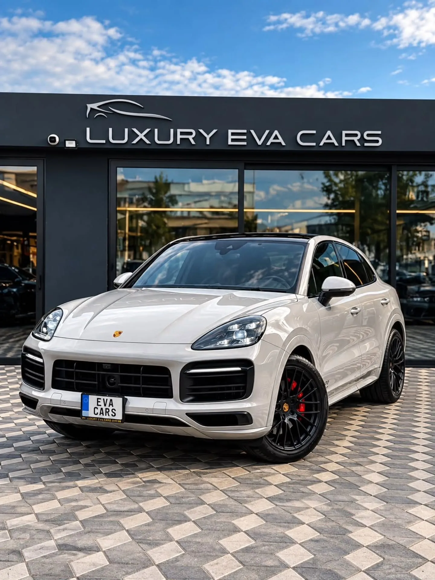 Luxury Eva Cars galerisinin önünde beyaz Porsche Cayenne GTS